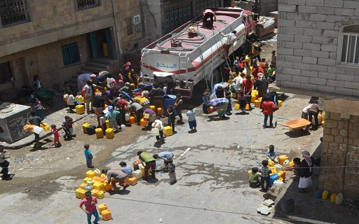 Water distribution in Yemen. Life for families in displacement camps - photo